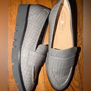 Alex Marie Gray Textured Loafers size 6.5-NEW